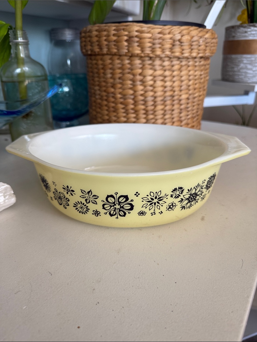 VTG 1957 Pyrex "Pressed Flowers" casserole dish. pattern matte black pale yellow